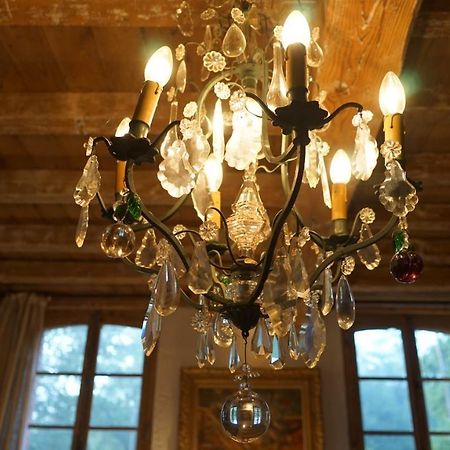 Les Hotes Des Guillemets Laglorieuse Luaran gambar