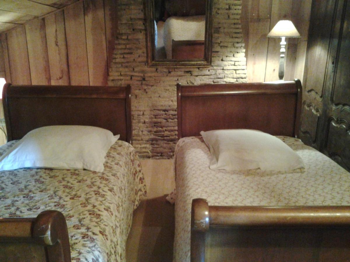 Les Hotes Des Guillemets Laglorieuse Luaran gambar