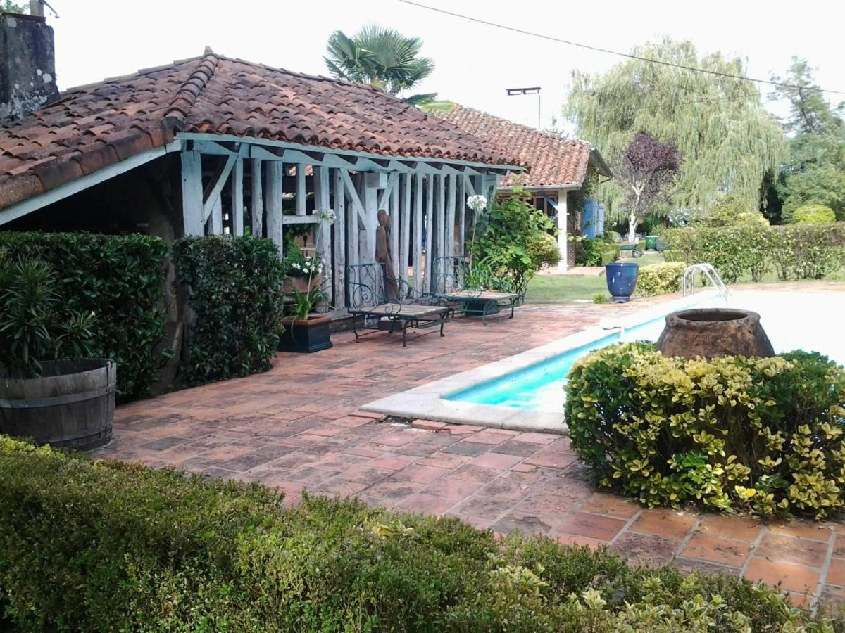 Les Hotes Des Guillemets Laglorieuse Luaran gambar