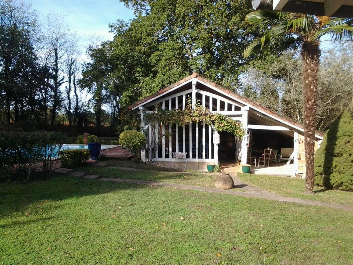 Les Hotes Des Guillemets Laglorieuse Luaran gambar