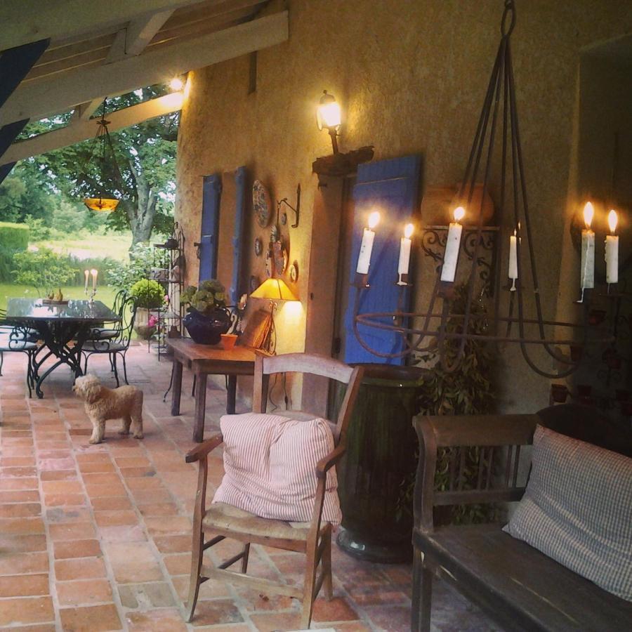 Les Hotes Des Guillemets Laglorieuse Luaran gambar
