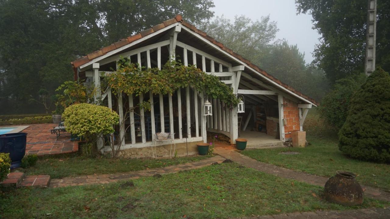 Les Hotes Des Guillemets Laglorieuse Luaran gambar