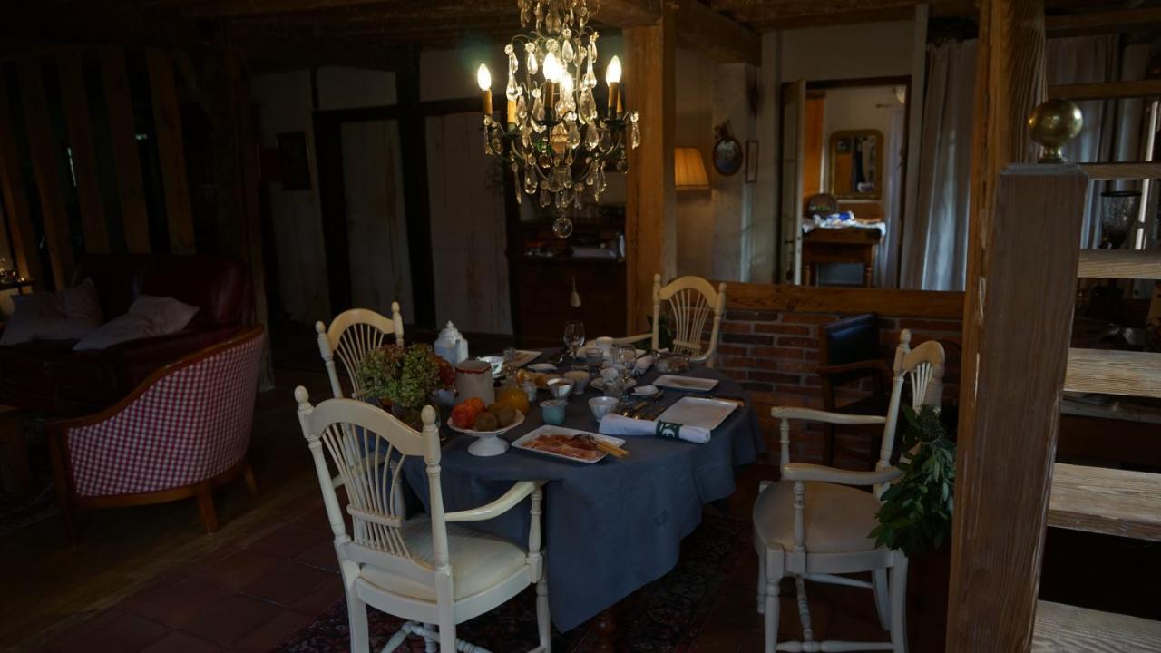 Les Hotes Des Guillemets Laglorieuse Luaran gambar